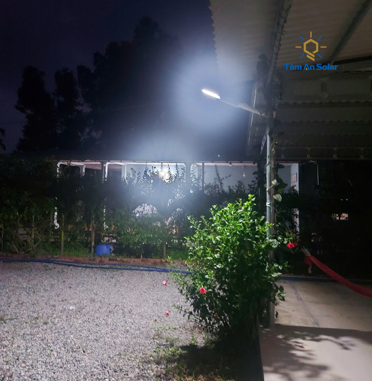 Đèn đường năng lượng mặt trời